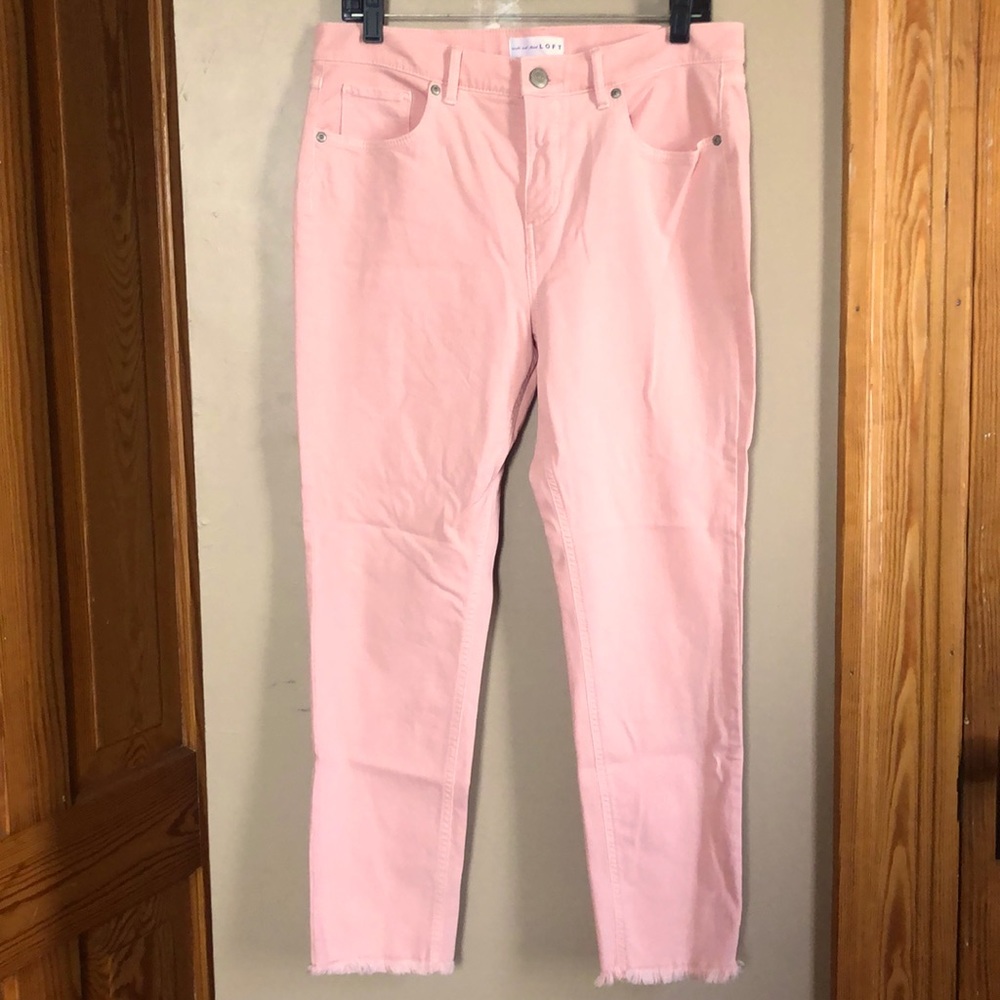 ⭐️HP⭐️ 2/$15 LOFT Modern Skinny Crop with Frayed Legs